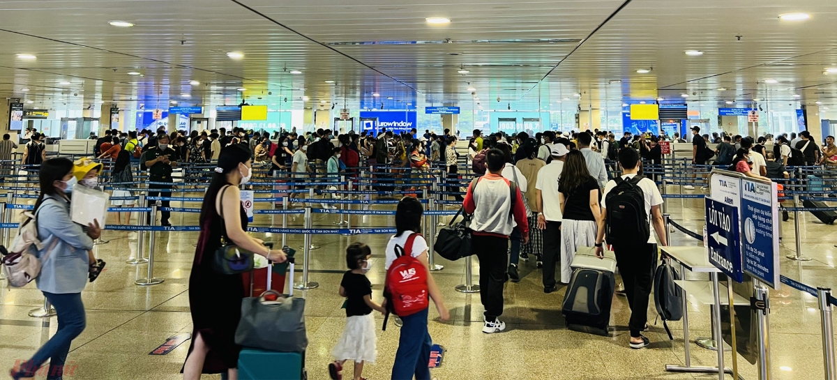 Vé may bay tại các điểm du lịch dịp nghỉ lễ đều tăng cao khiến nhiều gia đình phải tính toán kế hoạch chi tiêu cho chuyến đi nghỉ dưỡng.