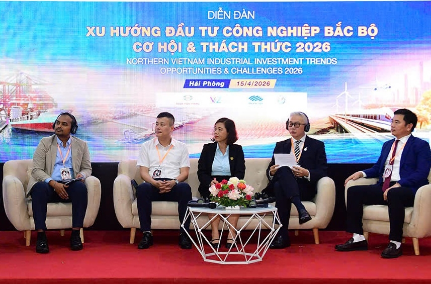Các đại biểu trao đổi toạ đàm diễn đàn xu hướng đầu tư công nghiệp Bắc Bộ.