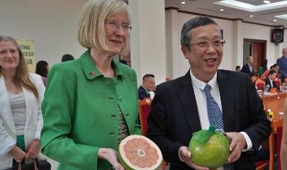 Thứ trưởng Bộ Nông nghiệp và Môi trường Hoàng Trung và Đại sứ Úc Gillian Bird
