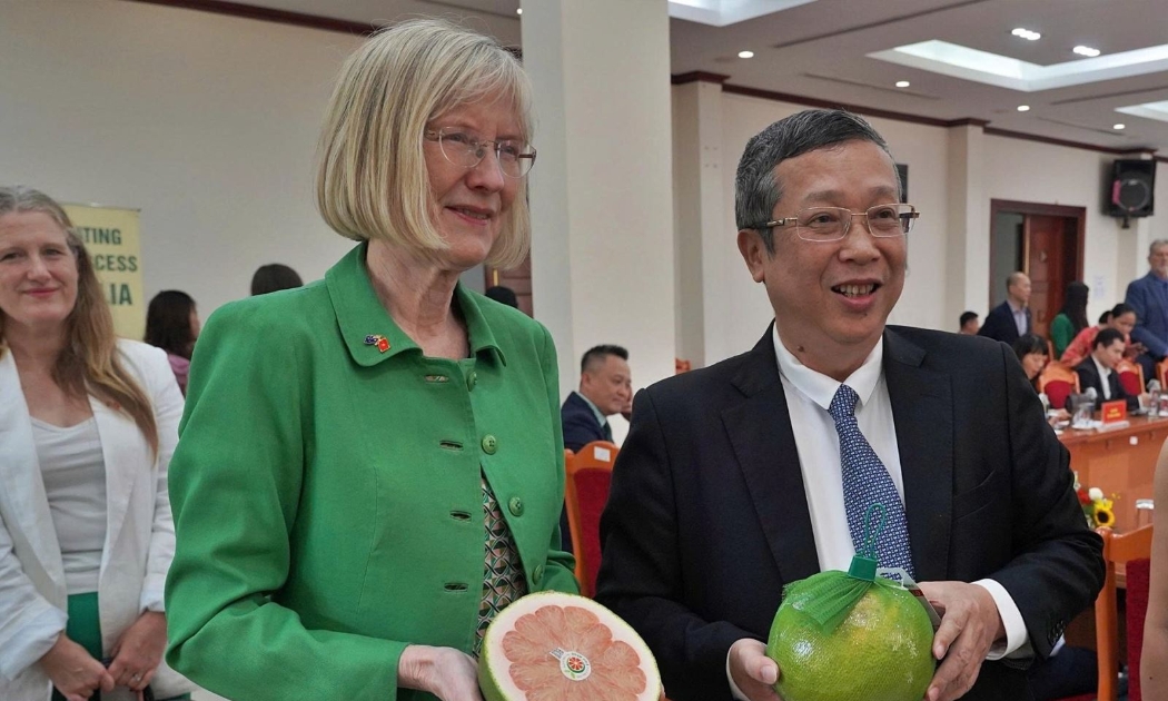 Thứ trưởng Bộ Nông nghiệp và Môi trường Hoàng Trung và Đại sứ Úc Gillian Bird