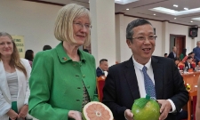 Thứ trưởng Bộ Nông nghiệp và Môi trường Hoàng Trung và Đại sứ Úc Gillian Bird