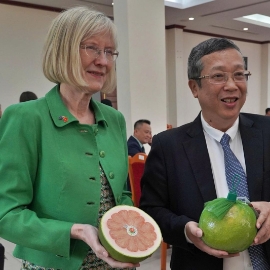 Thứ trưởng Bộ Nông nghiệp và Môi trường Hoàng Trung và Đại sứ Úc Gillian Bird