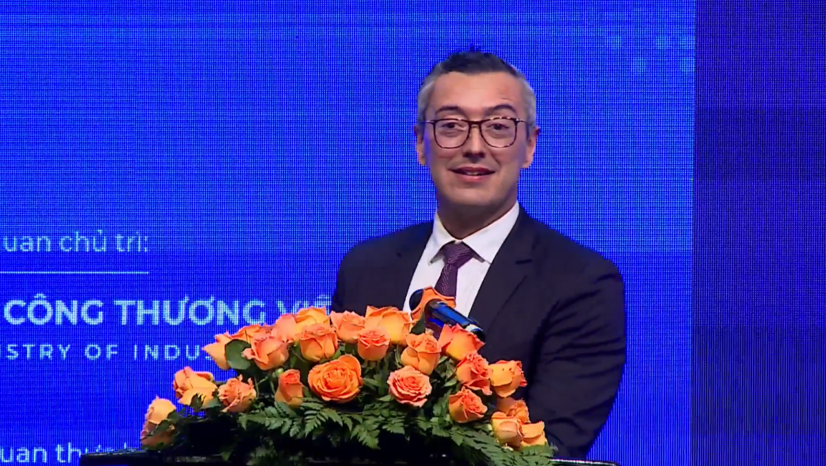 TS Santiago Velasquez, Quyền chủ nhiệm bộ môn cao cấp, Đại học RMIT Việt Nam.