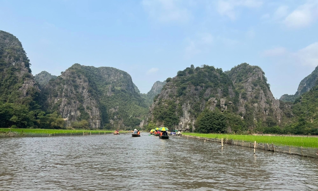 Vé may bay tại các điểm du lịch dịp nghỉ lễ đều tăng cao khiến nhiều gia đình phải tính toán kế hoạch chi tiêu cho chuyến đi nghỉ dưỡng.