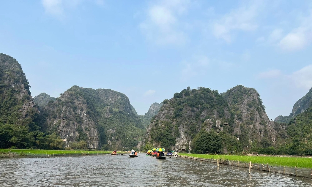 Vé may bay tại các điểm du lịch dịp nghỉ lễ đều tăng cao khiến nhiều gia đình phải tính toán kế hoạch chi tiêu cho chuyến đi nghỉ dưỡng.