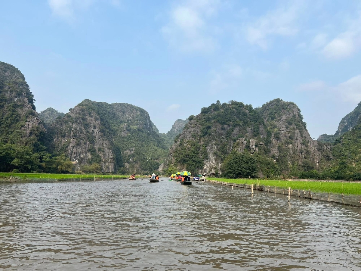 Nhiều gia đình lựa chọn những tour du lịch gần và chi phí phù hợp hơn.