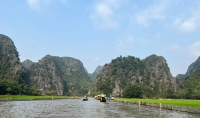 Vé may bay tại các điểm du lịch dịp nghỉ lễ đều tăng cao khiến nhiều gia đình phải tính toán kế hoạch chi tiêu cho chuyến đi nghỉ dưỡng.