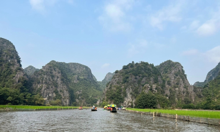 Cận ngày nghỉ lễ: Chi phí bay tăng vọt, du lịch gần “hút khách”