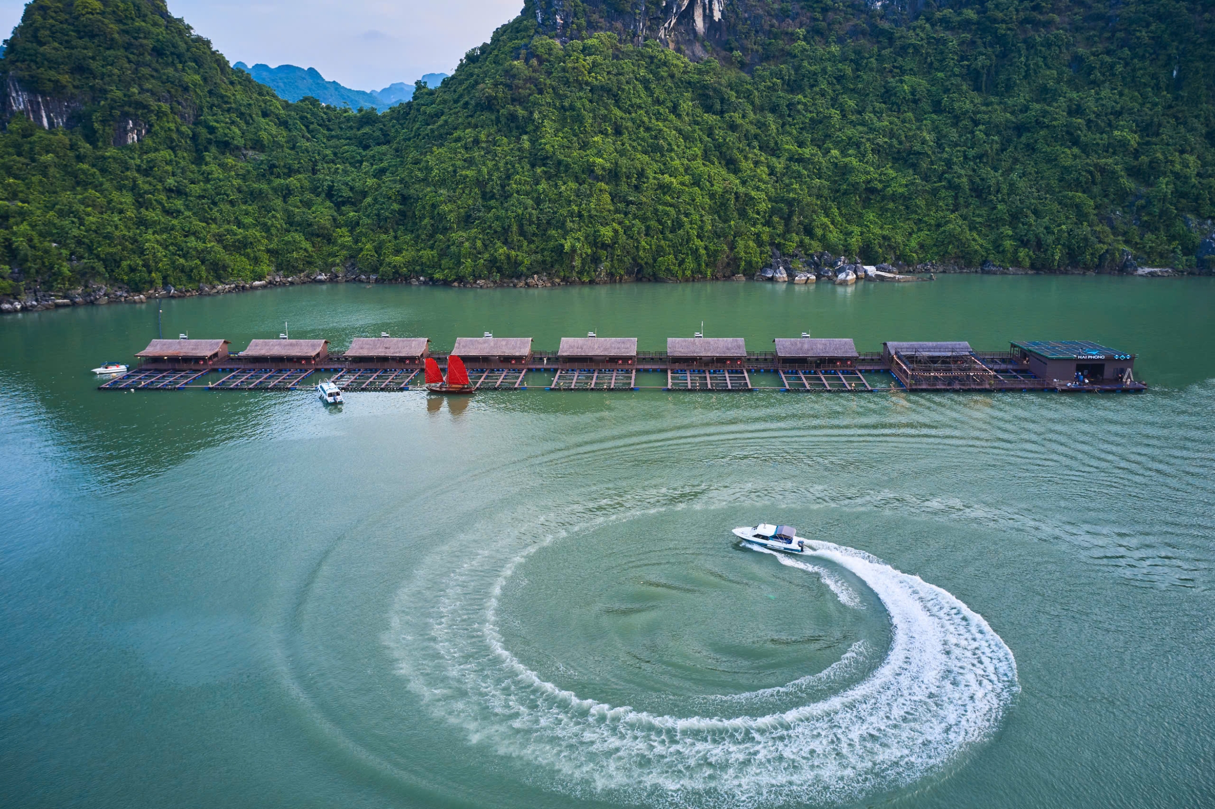 Các ô lồng, nhà bè được tổ hợp tác xây dựng bằng vật liệu thân thiện môi trường, vừa bảo vệ hệ sinh thái vừa tạo kiến trúc đẹp mắt, thu hút du khách. Ảnh Nhà Bè Hai Phong