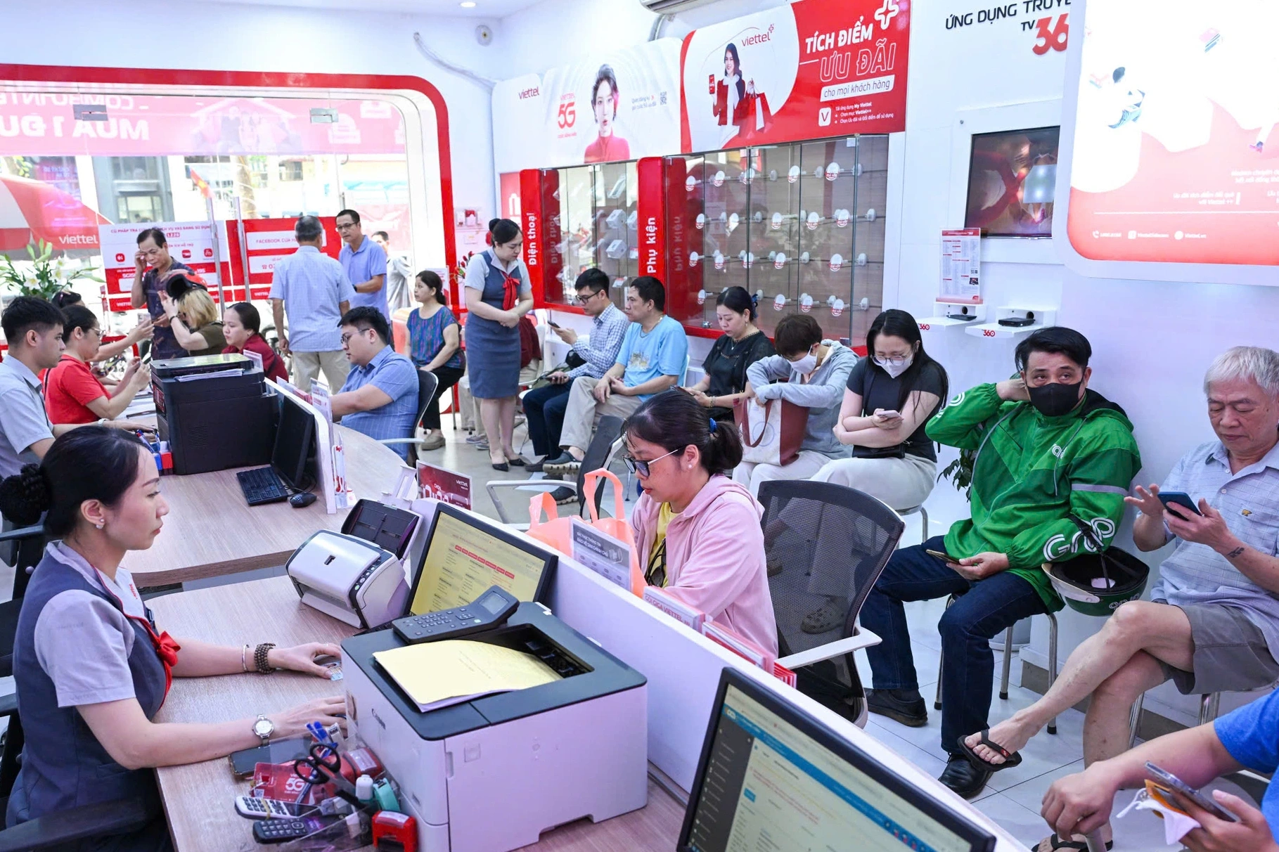 Nhân viên nhà mạng quá tải trong ngày đầu áp dụng