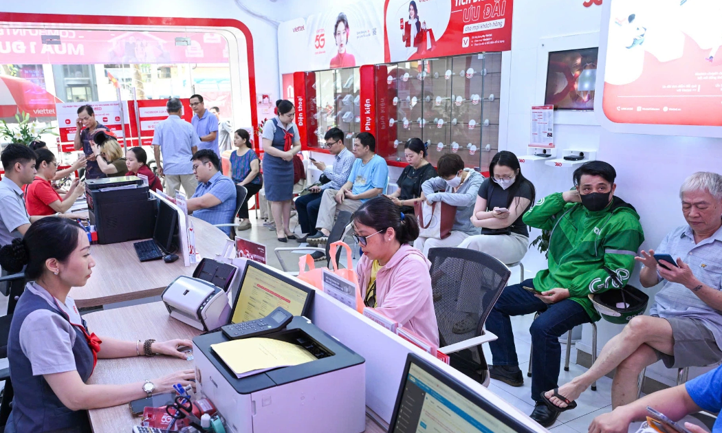 Nhân viên nhà mạng quá tải trong ngày đầu áp dụng