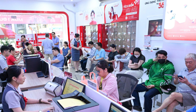 Nhân viên nhà mạng quá tải trong ngày đầu áp dụng