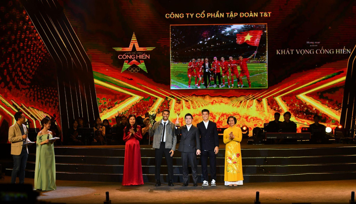 Phó Chủ tịch T&T Group Đỗ Vinh Quang cùng hai cầu thủ Đỗ Duy Mạnh, Đỗ Hoàng Hên nhận giải Khát vọng cống hiến tối 15/4.