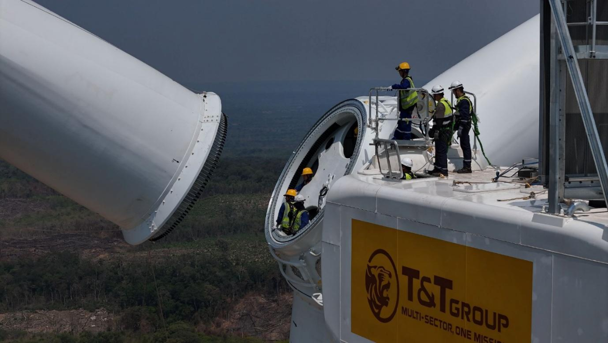 Các cán bộ, công nhân viên cố gắng hoàn thiện các hạng mục cả ngày lẫn đêm với quyết tâm hoàn thành dự án.