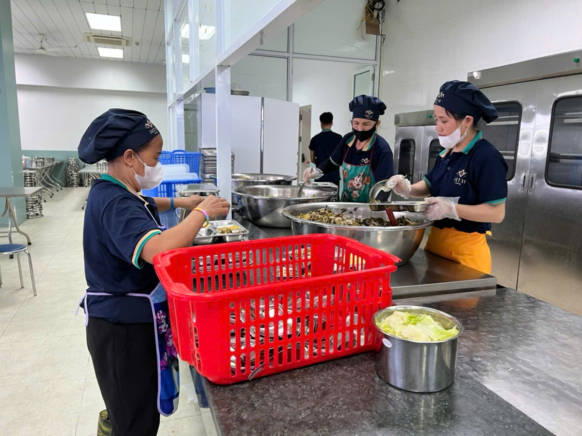 Để đảm bảo an toàn thực phẩm, theo các chuyên gia, cần quản lý xuyên suốt theo chuỗi “từ trang trại đến bàn ăn”, tiến tới một đầu mối thống nhất từ Trung ương đến địa phương.