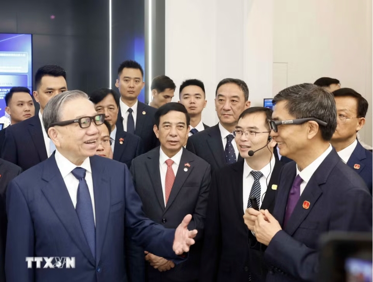 Tổng Bí thư, Chủ tịch nước Tô Lâm trải nghiệm sản phẩm ứng dụng trí tuệ nhân tạo - Ảnh: TTXVN