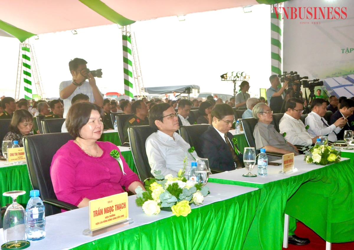 Bà Cao Xuân Thu Vân - Chủ tịch Liên minh Hợp tác xã Việt Nam và các khách mời tại sự kiện.