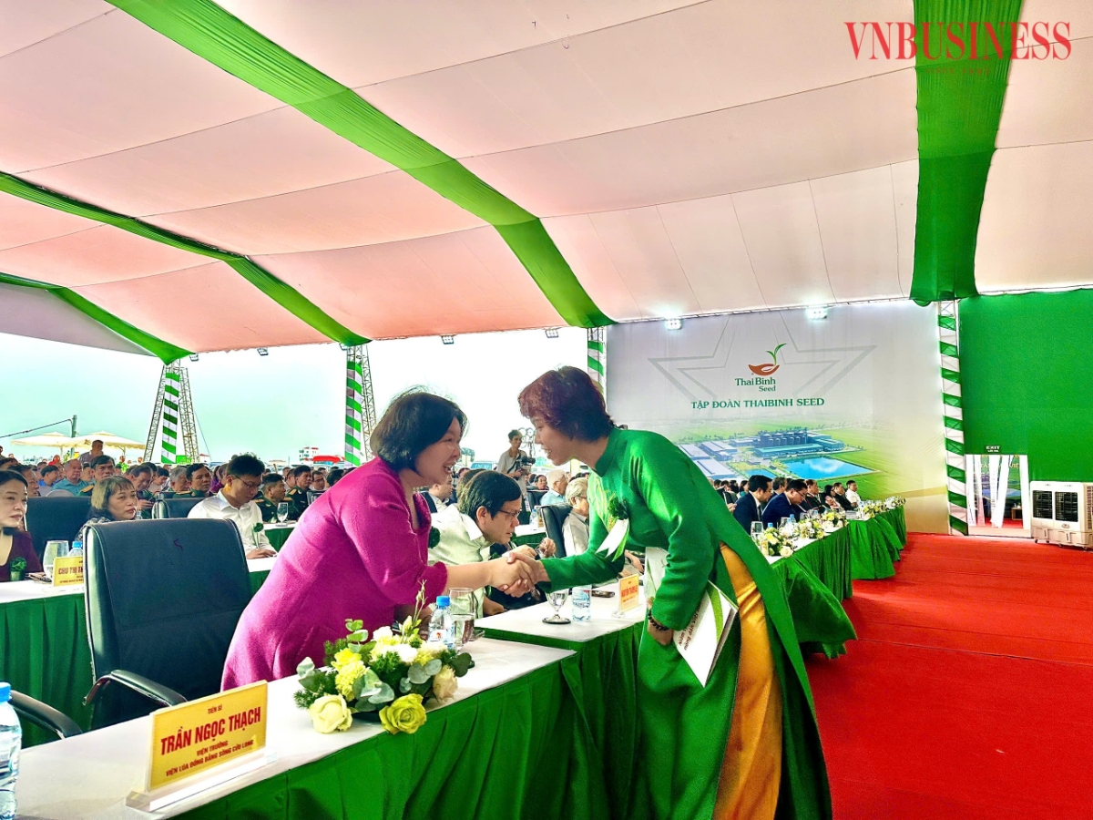 Bà Cao Xuân Thu Vân (bìa trái) - Chủ tịch Liên minh Hợp tác xã Việt Nam và bà Trần Thị Trà - Giám đốc Tập đoàn ThaiBinh Seed.