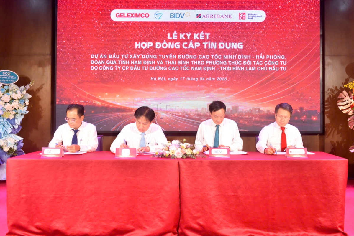 Đại diện các bên thực hiện nghi thức ký kết hợp đồng cấp tín dụng Dự án cao tốc Ninh Bình – Hải Phòng, đánh dấu bước triển khai quan trọng trong thu xếp nguồn vốn cho công trình hạ tầng trọng điểm.