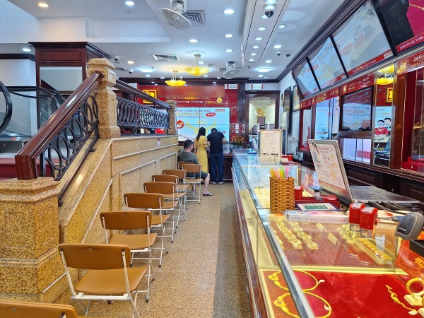 Không còn cảnh chen chúc tại tiệm vàng.