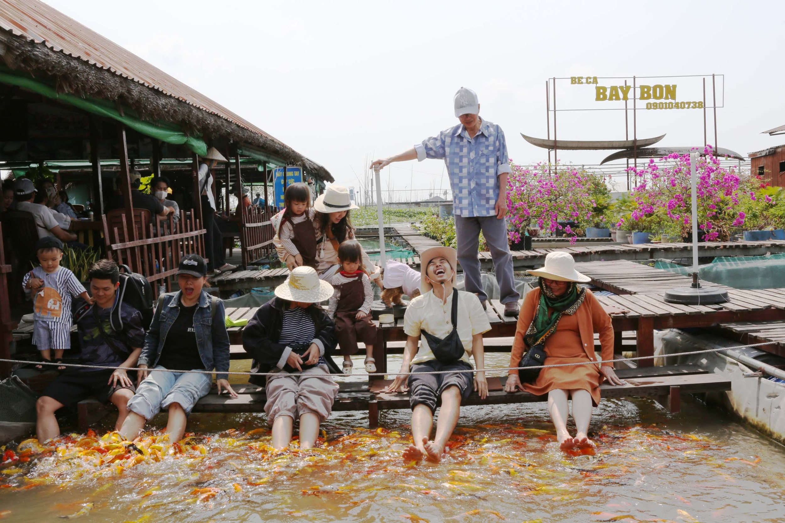 Du khách thích thú trải nghiệm massage cá Koi