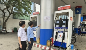 Giá dầu diesel giảm mạnh nhất kỳ, xăng RON95 xuống còn 23.042 đồng/lít