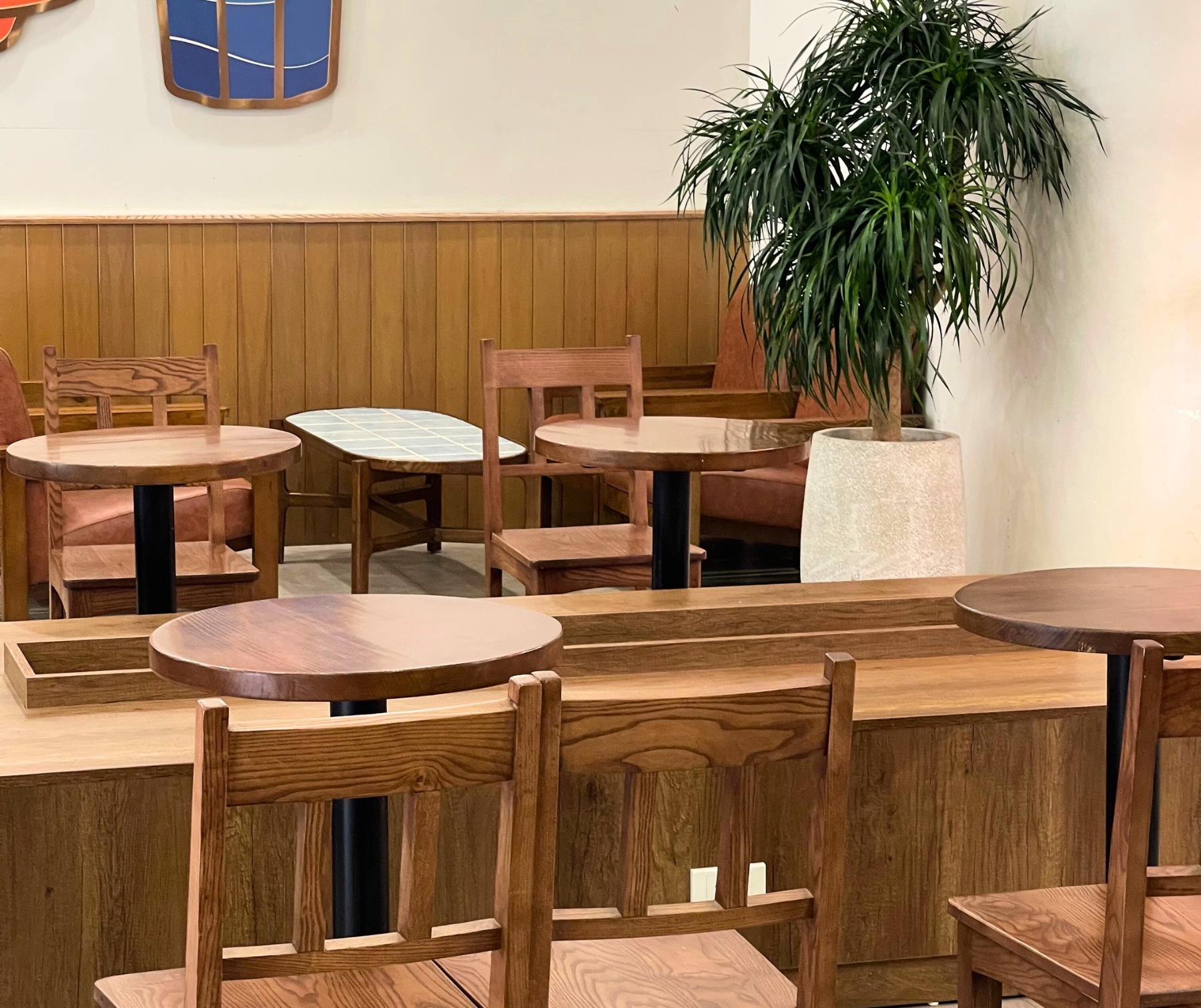 Không ít cửa hàng đồ uống “rơi rụng” vì vắng khách.