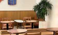 Không ít cửa hàng đồ uống “rơi rụng” vì vắng khách.