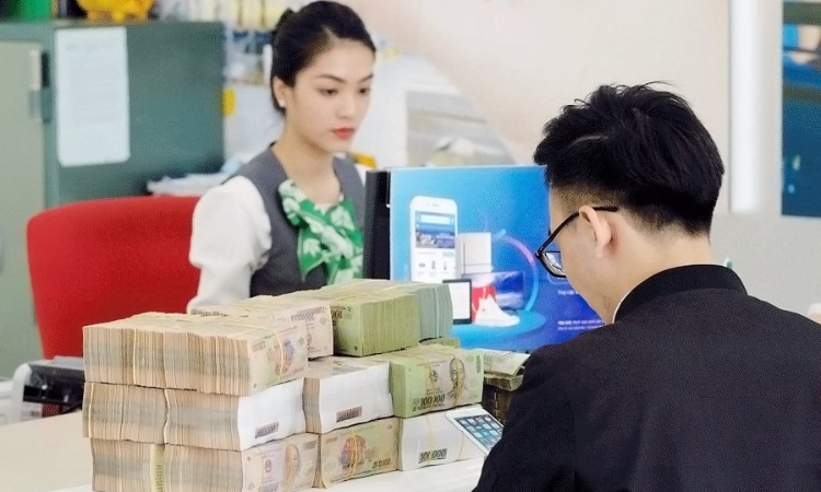 “Bầu sữa” tín dụng quá tải: 38,5 triệu tỷ đồng và giới hạn của ngân hàng