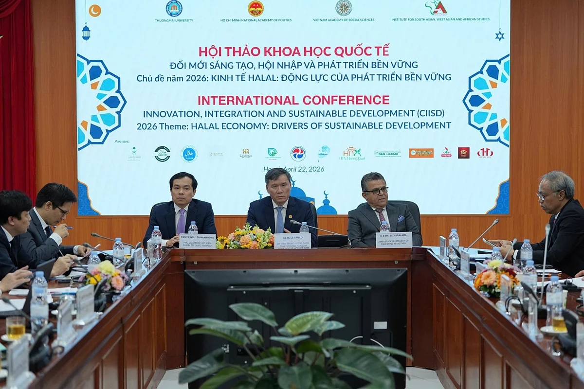 Các diễn giả tại Hội thảo “Kinh tế Halal – Động lực của phát triển bền vững”.