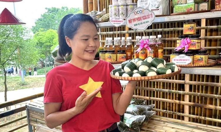 Gà 9 cựa cùng hàng trăm loại nông sản, đặc sản được trưng bày, quảng bá tại Lễ hội Đền Hùng