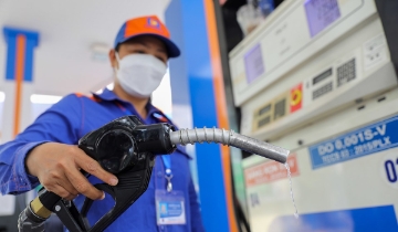 Xăng RON95 xuống dưới 23.000 đồng/lít, giá xăng dầu Việt Nam thấp hơn đáng kể so với các nước láng giềng