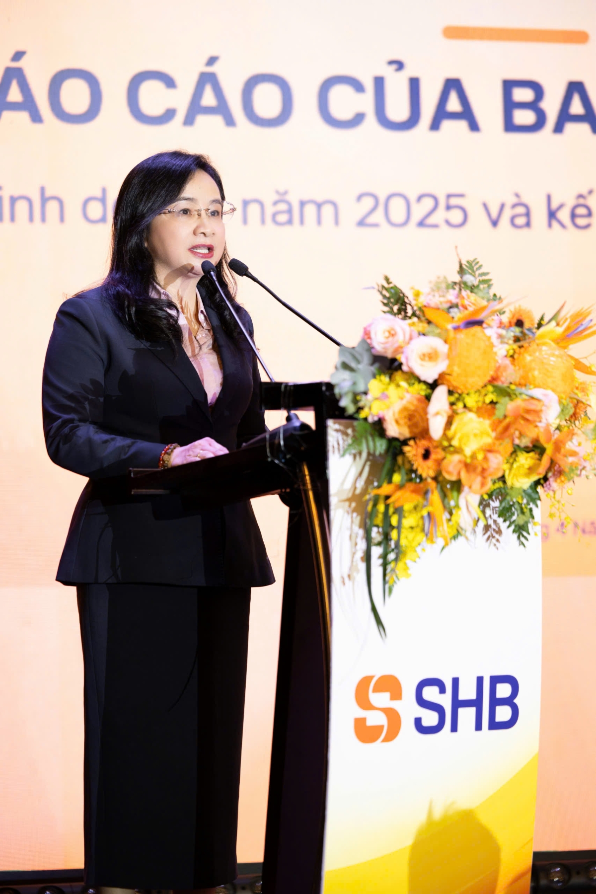 Bà Hoàng Huyền Châm, PGĐ NHNN Khu vực 1 tại Đại hội cổ đông thường niên của SHB.