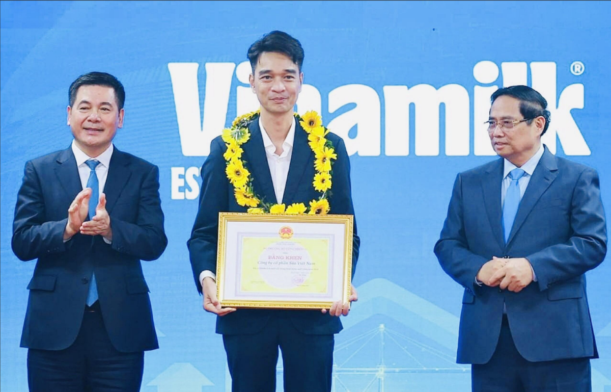 Nguyên Thủ tướng Chính phủ Phạm Minh Chính trao Bằng khen cho Vinamilk vì thành tích xuất sắc trong hoạt động xuất khẩu năm 2025 (Ảnh: VN).
