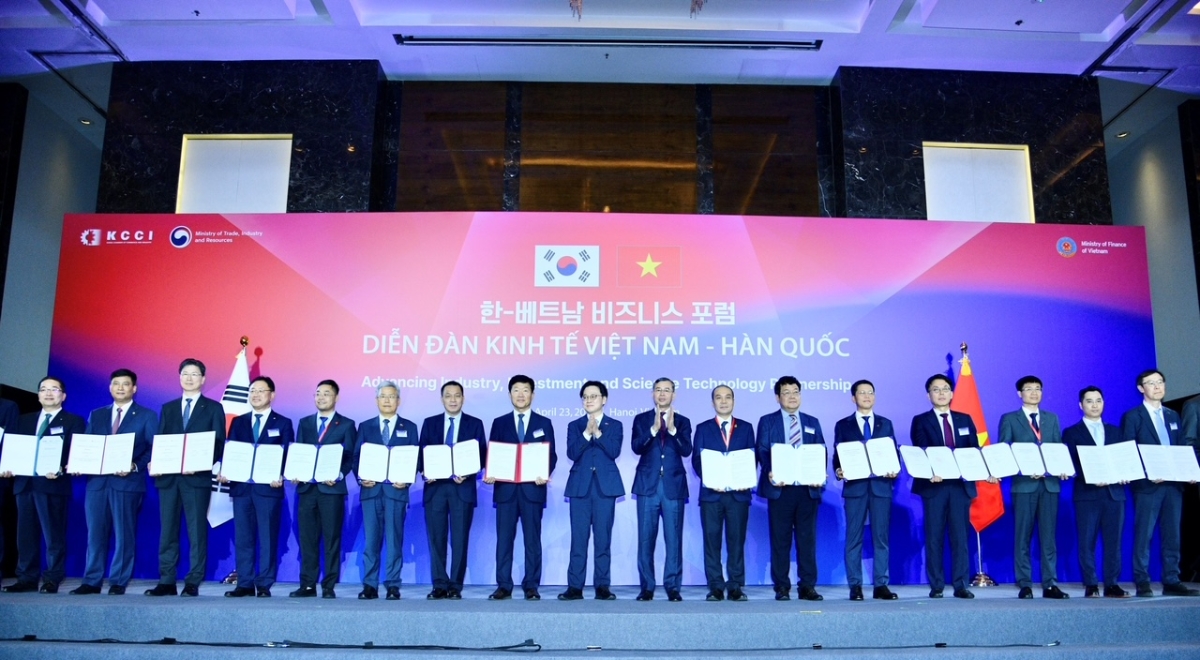 Tổng Giám đốc Agribank Phạm Toàn Vượng (thứ hai từ trái sang) cùng các doanh nghiệp nhận văn bản ký kết hợp tác giữa các doanh nghiệp và tổ chức hai nước.