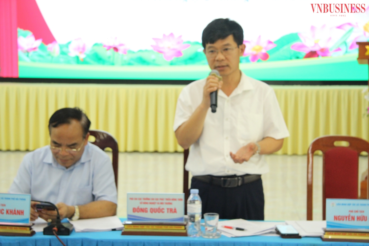 Ông Đồng Quốc Trà – Phó Chi cục trưởng Chi cục Phát triển nông thôn giải đáp các vướng mắc trong lĩnh vực nông nghiệp cho các HTX.