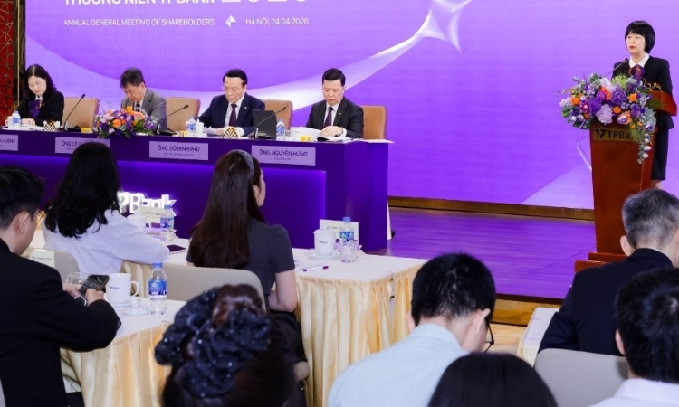 Tăng trưởng tín dụng vọt xà, ngân hàng cân đối ra sao?