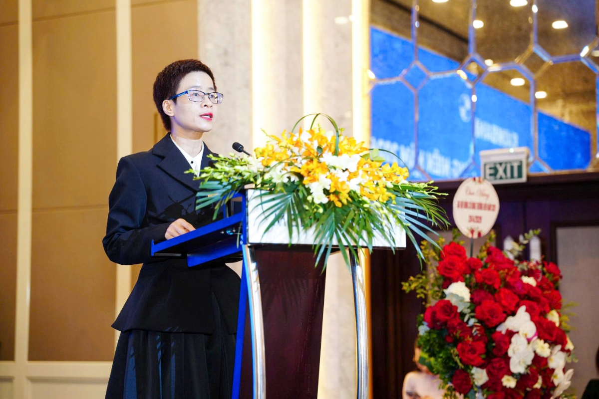 Bà Phạm Thị Huyền Trang, Chủ tịch Hội đồng quản trị Eximbank, phát biểu tại Đại hội.