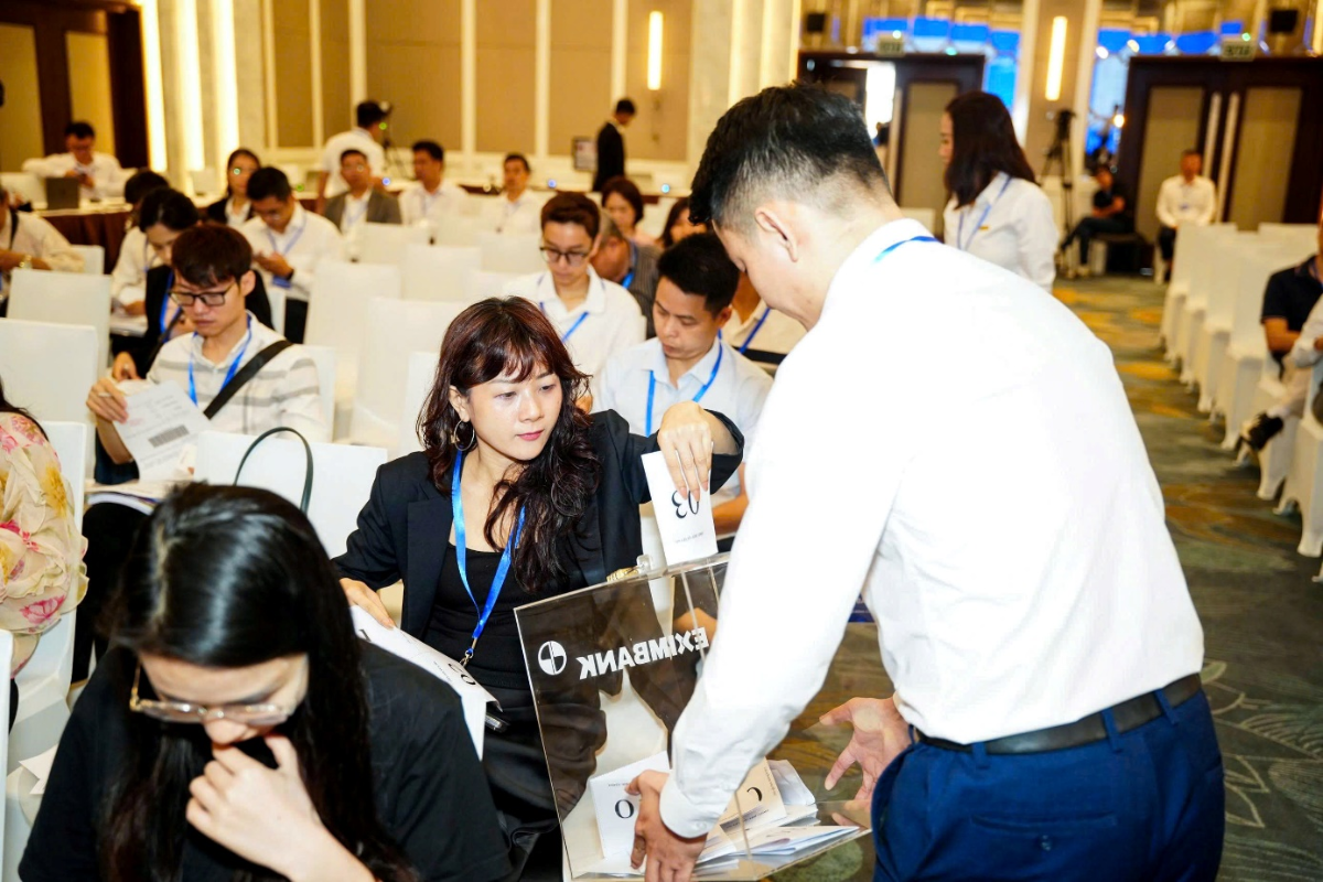 Cổ đông tham gia thảo luận và biểu quyết các nội dung tại Đại hội.