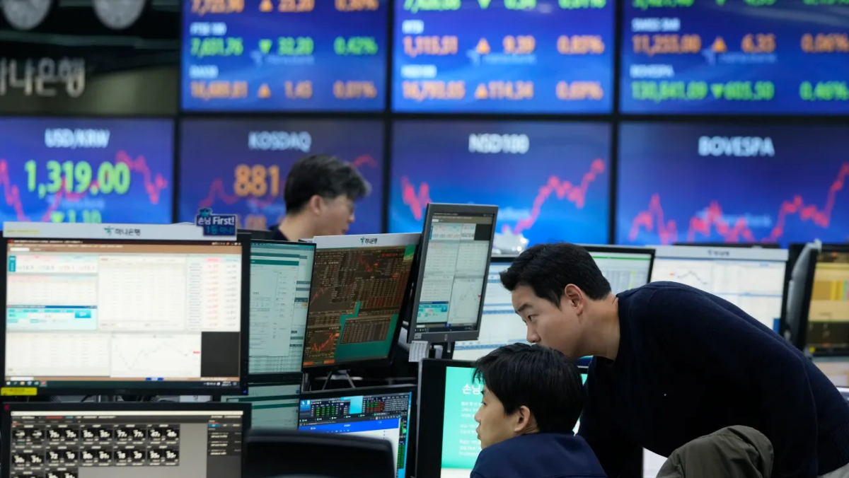 Nhà đầu tư chờ tín hiệu Fed, ECB, BOJ giữa rủi ro lạm phát gia tăng. (Ảnh: The Hill)