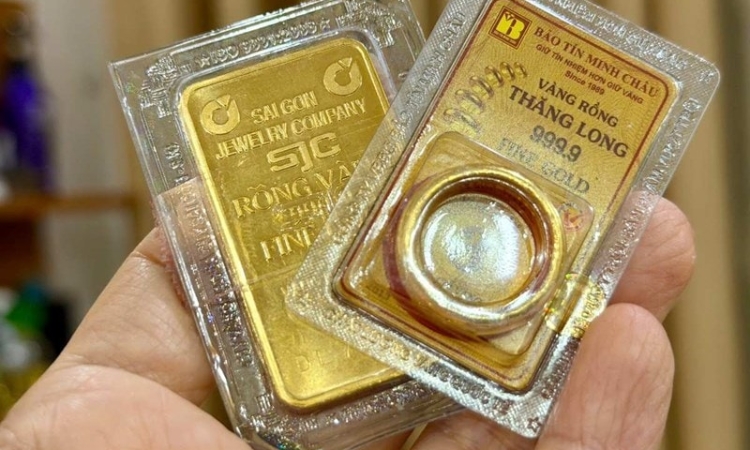Giá vàng trong nước đồng loạt giảm mạnh, chênh lệch mua - bán thêm giãn rộng