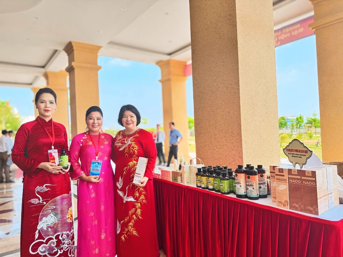 Chủ tịch Liên minh HTX Việt Nam Cao Xuân Thu Vân đi thăm các gian hàng và chụp ảnh lưu niệm cùng HTX.