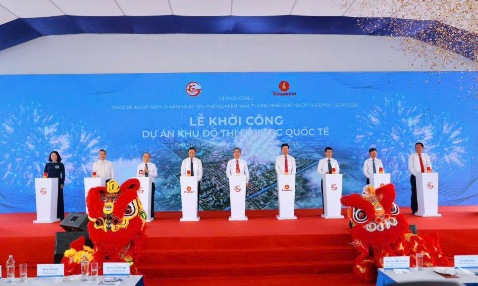 Lãnh đạo TP HCM và đại diện chủ đầu tư Vingroup thực hiện nghi thức khởi công dự án Khu đô thị Đại học Quốc tế tại khu vực cửa ngõ chiến lược phía Tây Bắc thành phố.