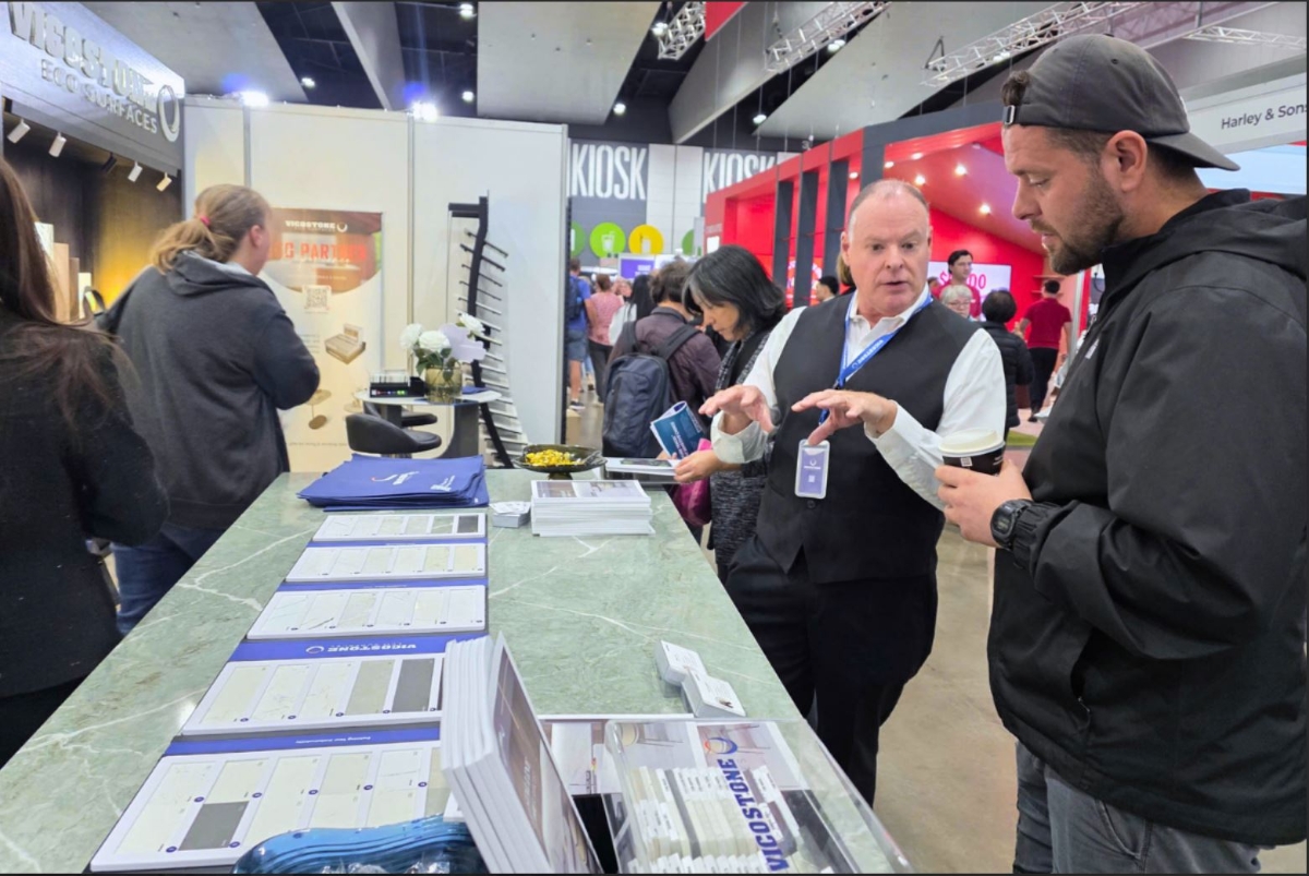 Khách hàng tham quan gian hàng Vicostone tại triển lãm Melbourne Home Show.