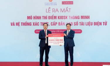Ông Tô Huy Vũ - Bí thư Đảng ủy, Chủ tịch HĐTV Agribank trao tặng tài trợ Kiosk thông minh cho TTPVHCC tỉnh Quảng Ninh