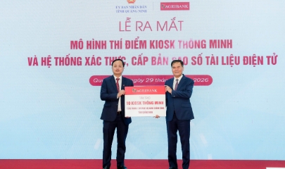 Ông Tô Huy Vũ - Bí thư Đảng ủy, Chủ tịch HĐTV Agribank trao tặng tài trợ Kiosk thông minh cho TTPVHCC tỉnh Quảng Ninh