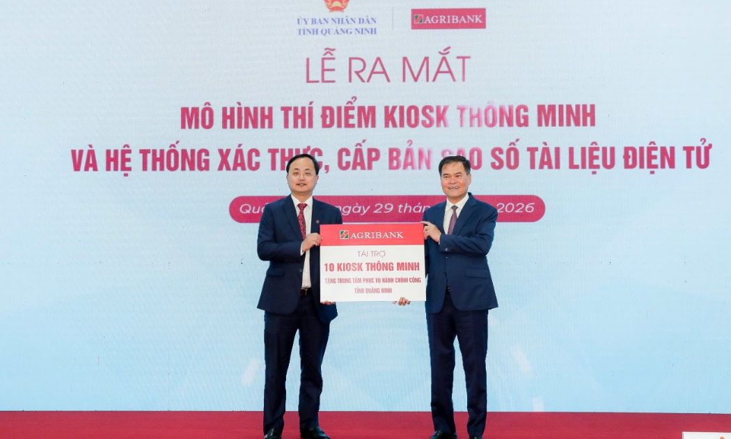 Ông Tô Huy Vũ - Bí thư Đảng ủy, Chủ tịch HĐTV Agribank trao tặng tài trợ Kiosk thông minh cho TTPVHCC tỉnh Quảng Ninh