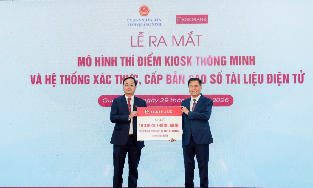 Ông Tô Huy Vũ - Bí thư Đảng ủy, Chủ tịch HĐTV Agribank trao tặng tài trợ Kiosk thông minh cho TTPVHCC tỉnh Quảng Ninh