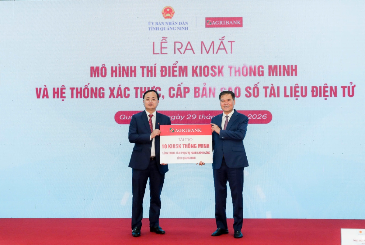 Ông Tô Huy Vũ - Bí thư Đảng ủy, Chủ tịch HĐTV Agribank trao tặng tài trợ Kiosk thông minh cho TTPVHCC tỉnh Quảng Ninh