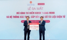 Ông Tô Huy Vũ - Bí thư Đảng ủy, Chủ tịch HĐTV Agribank trao tặng tài trợ Kiosk thông minh cho TTPVHCC tỉnh Quảng Ninh